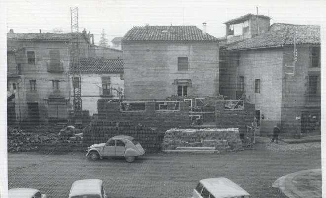 Construcció de l'antic edifici de correus a la Plaça Coll i Dorca