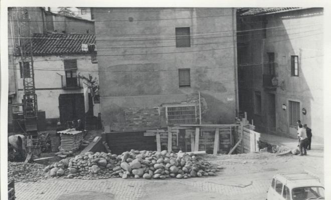 Construcció de l'antic edifici de correus a la Plaça Coll i Dorca