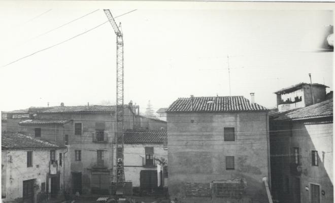 Construcció de l'antic edifici de correus a la Plaça Coll i Dorca