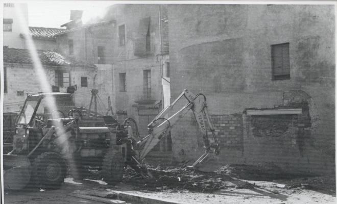 Construcció de l'antic edifici de correus a la Plaça Coll i Dorca