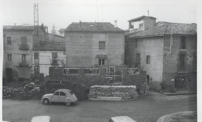 Construcció de l'antic edifici de correus a la Plaça Coll i Dorca
