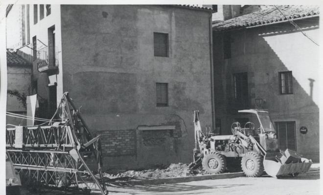 Construcció de l'antic edifici de correus a la Plaça Coll i Dorca