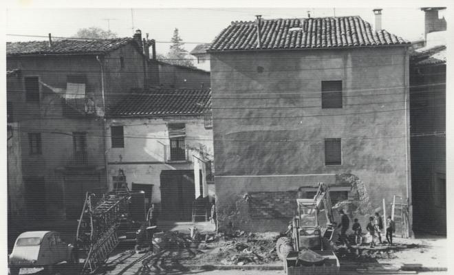 Construcció de l'antic edifici de correus a la Plaça Coll i Dorca