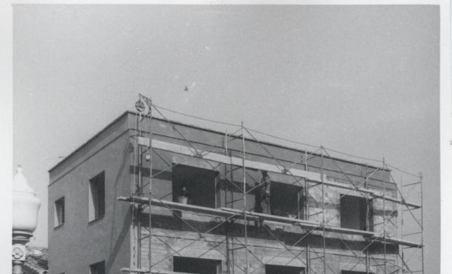 Construcció de l'antic edifici de correus a la Plaça Coll i Dorca