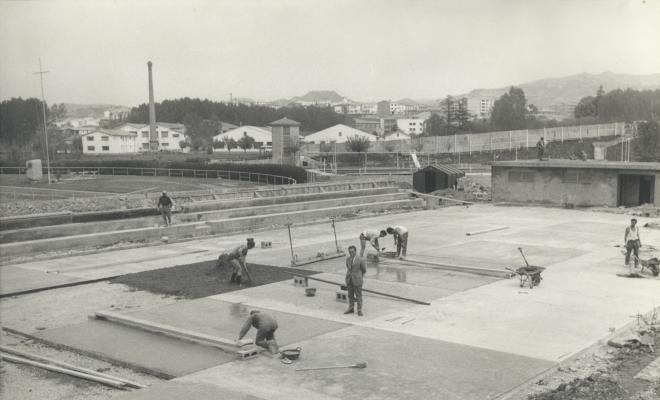 Obres de construcció de la pista poliesportiva al costat del camp de futbol i zona esportiva 