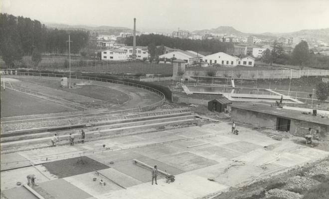 Obres de construcció de la pista poliesportiva al costat del camp de futbol i zona esportiva 