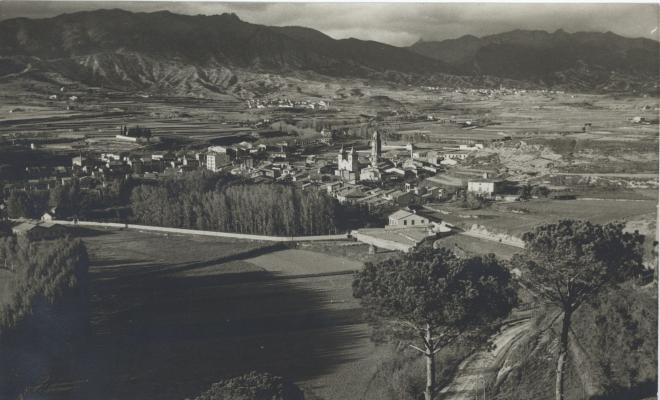Vista del poble des dels Comuns a Rocaprevera abans de la construcció de la zona esportiva