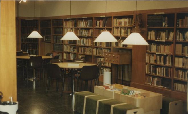 Biblioteca popular de La Caixa al Carrer Sant Miquel