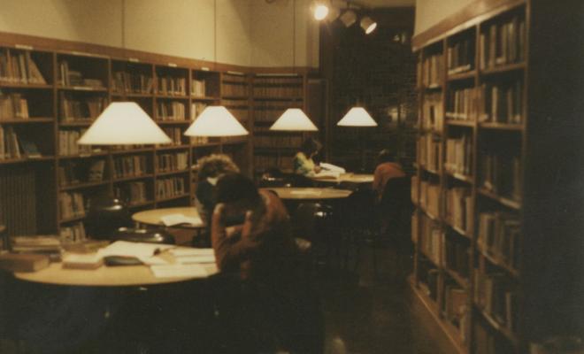 Biblioteca popular de La Caixa al Carrer Sant Miquel