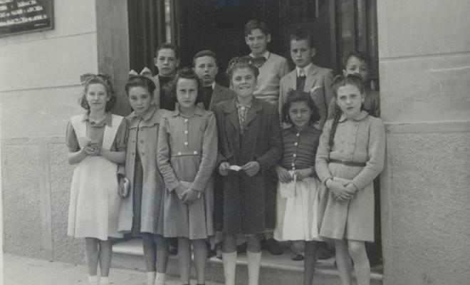 Festa del llibre. Nens premiats amb una llibreta d'estalvi davant la Biblioteca popular del carrer Sant Miquel
