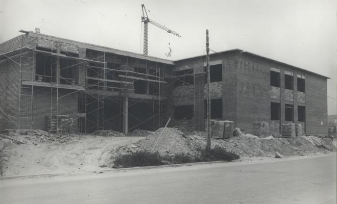 Obres de construcció de l'Institut Cirvianum a l'avinguda Pompeu Fabra