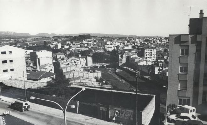 Vista del pont sobre el riu Ges des de les Serrasses