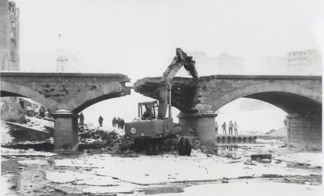 Enderroc de l'antic pont de Can Pujades