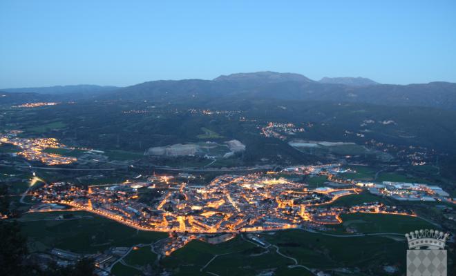 Vista general de Centelles fent-se fosc, presa des del Puigsagordi