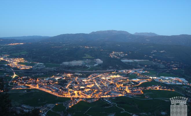 Vista general de Centelles fent-se fosc, presa des del Puigsagordi