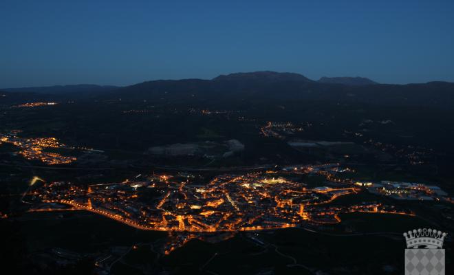 Vista general de Centelles fent-se fosc, presa des del Puigsagordi