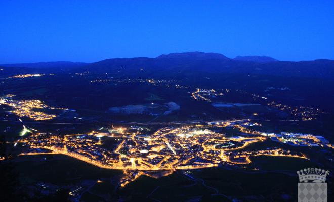 Vista general de Centelles fent-se fosc, presa des del Puigsagordi