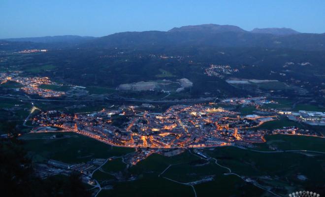 Vista general de Centelles fent-se fosc, presa des del Puigsagordi