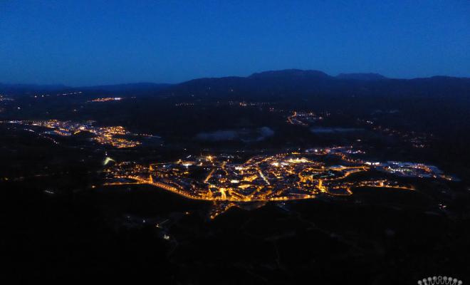 Vista general de Centelles fent-se fosc, presa des del Puigsagordi