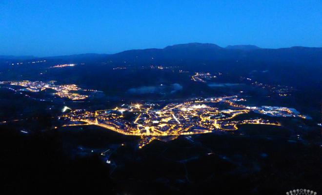 Vista general de Centelles fent-se fosc, presa des del Puigsagordi