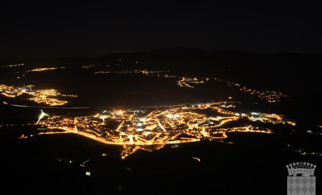 Vista general de Centelles de nit, presa des del Puigsagordi