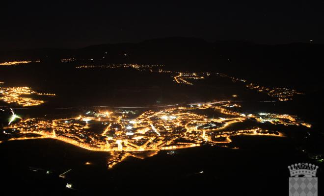 Vista general de Centelles de nit, presa des del Puigsagordi