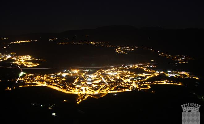 Vista general de Centelles de nit, presa des del Puigsagordi