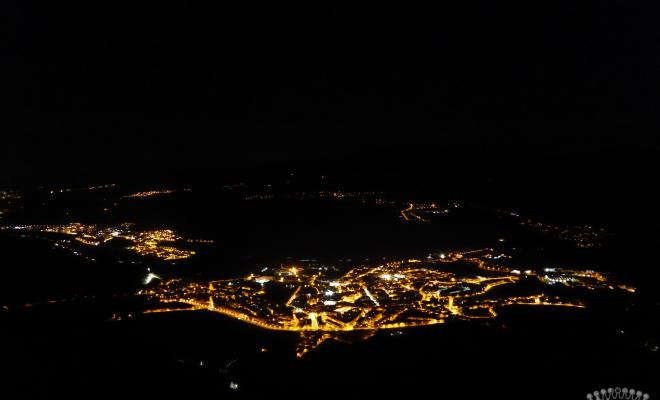 Vista general de Centelles de nit, presa des del Puigsagordi