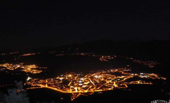 Vista general de Centelles de nit, presa des del Puigsagordi