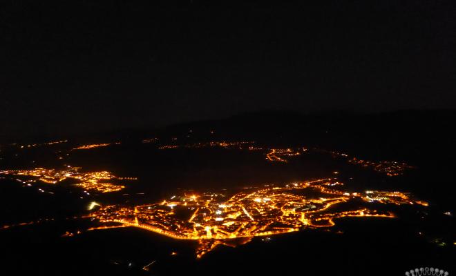 Vista general de Centelles de nit, presa des del Puigsagordi