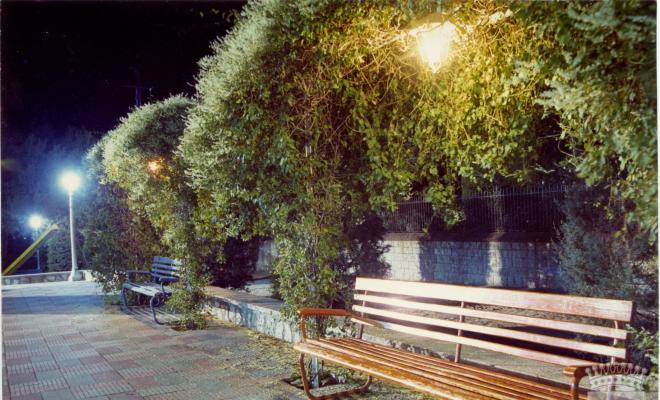 Bancs de la zona de la font homenatge a la Festa del Pi del parc del Pla del Mestre il·luminats de nit