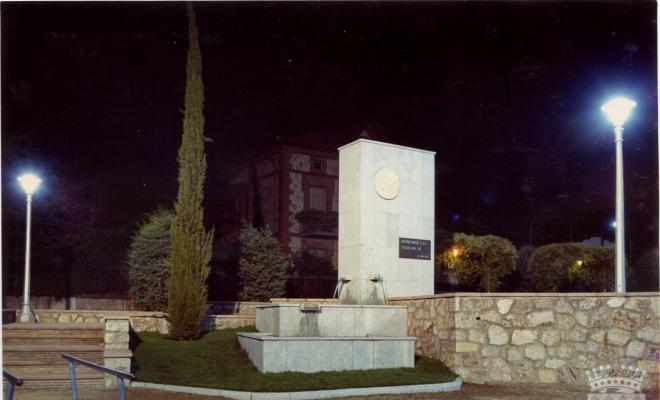 Zona de la font homenatge a la Festa del Pi al parc del Pla del Mestre il·luminada de nit