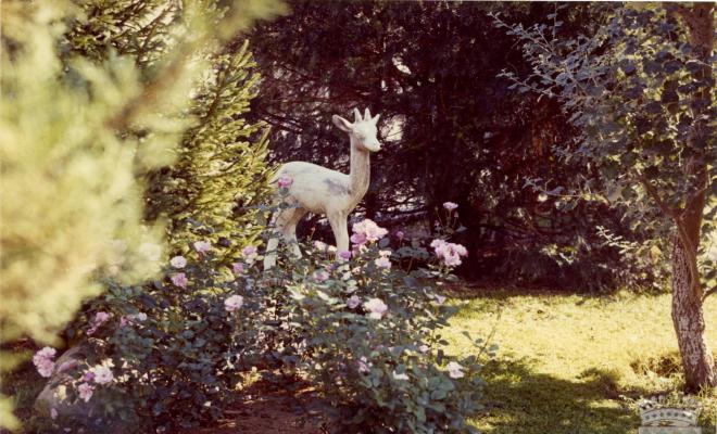 Figura d'un cervató a un parterre del parc del Pla del Mestre