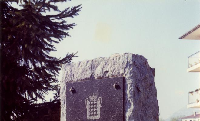 Monòlit dedicat a Pere Barnils Giol al parc del Pla del Mestre