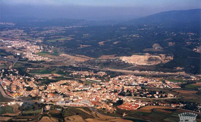 Vista general de Centelles, presa des de la costa