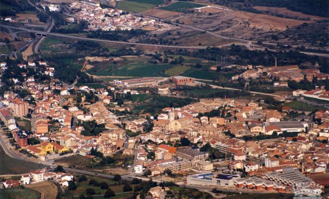 Vista general de Centelles, presa des de la costa