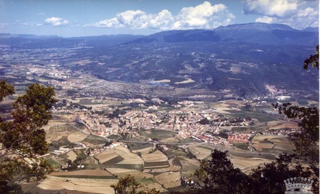 Vista general de Centelles, presa des de la costa