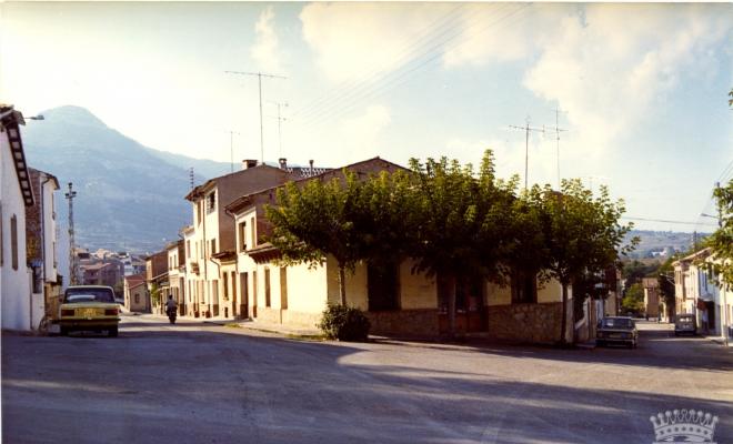Cruïlla del carrer José Antonio i del carrer Santa Coloma amb el carrer Sant Miquel dels Sants