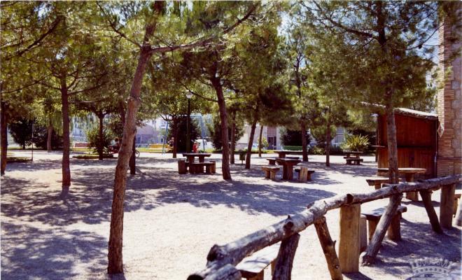 Zona de la guingueta, taules i bancs al parc del Pla del Mestre