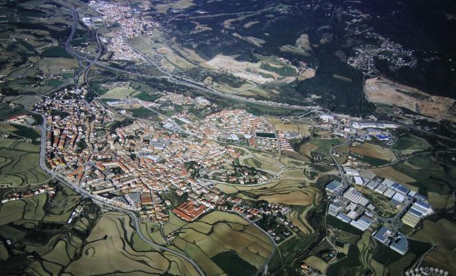 Vista aèria de Centelles, presa des del sud-oest
