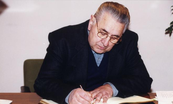 Signatura del Llibre d'Honor de l'Ajuntament de Cerdanyola del Vallès de Mossèn Josep Rossell i Ramonet