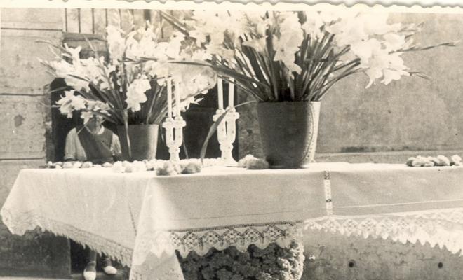 Catifes de flors. Altar taula pedestal