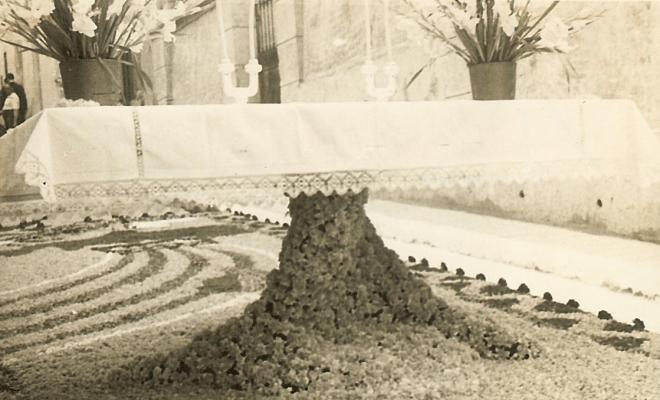 Catifes de flors. Altar taula pedestal