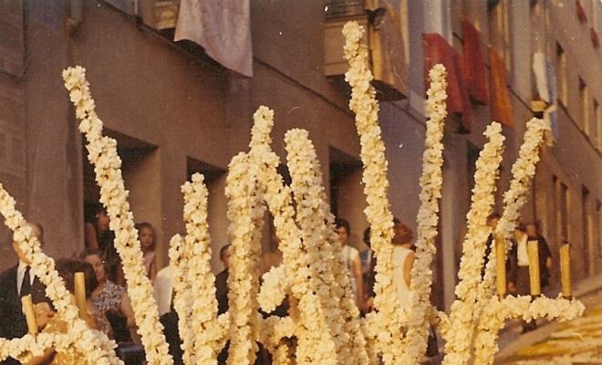 Catifes de flors. Altar ciris drets