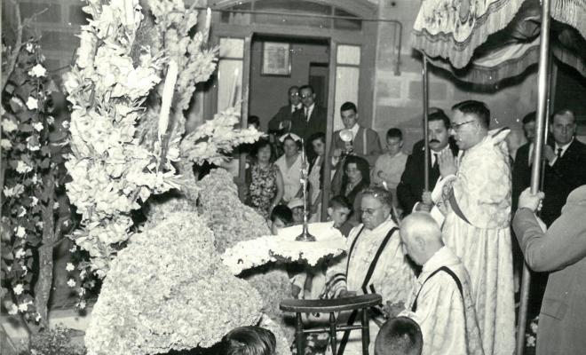 Catifes de flors. Altar tres fulles grans. Pas del palio