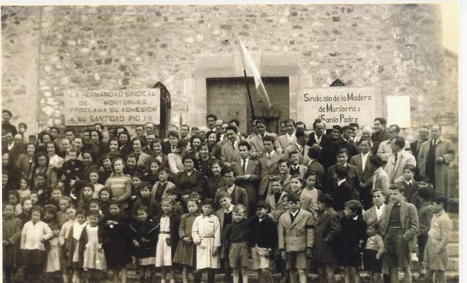 Grup de veïns i veïnes davant de l'Església