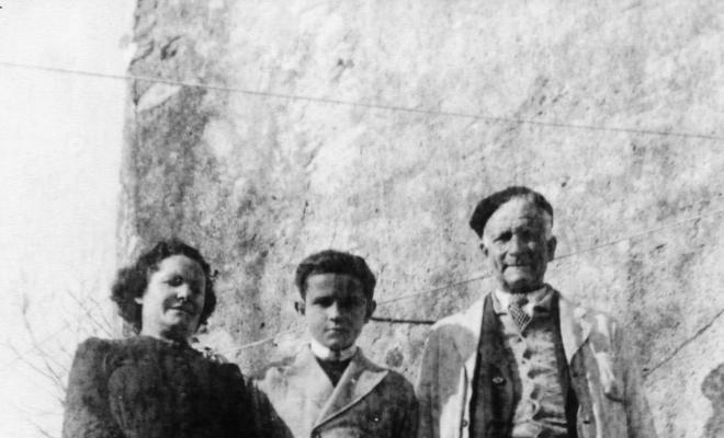Domingo Casas Llibre, secretari de l'Ajuntament de Montornès, amb la seva família