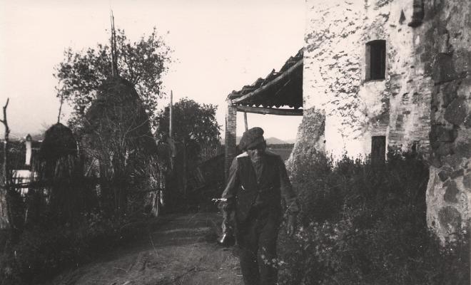 En Joi davant de casa seva venint de buscar el vi
