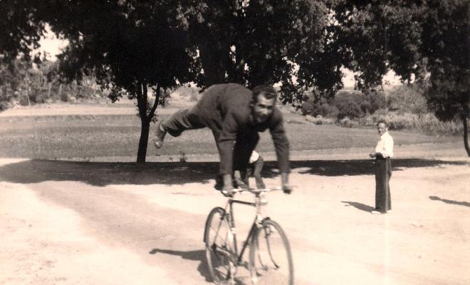 Joan Maymó de Can Campa fent trapelleries amb la bicicleta