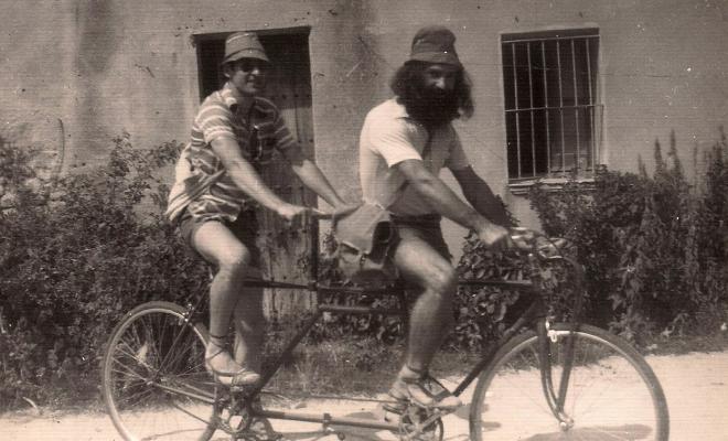 Dues persones amb una tàndem